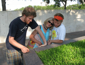 StoneHoltHstn09scgrdnresized